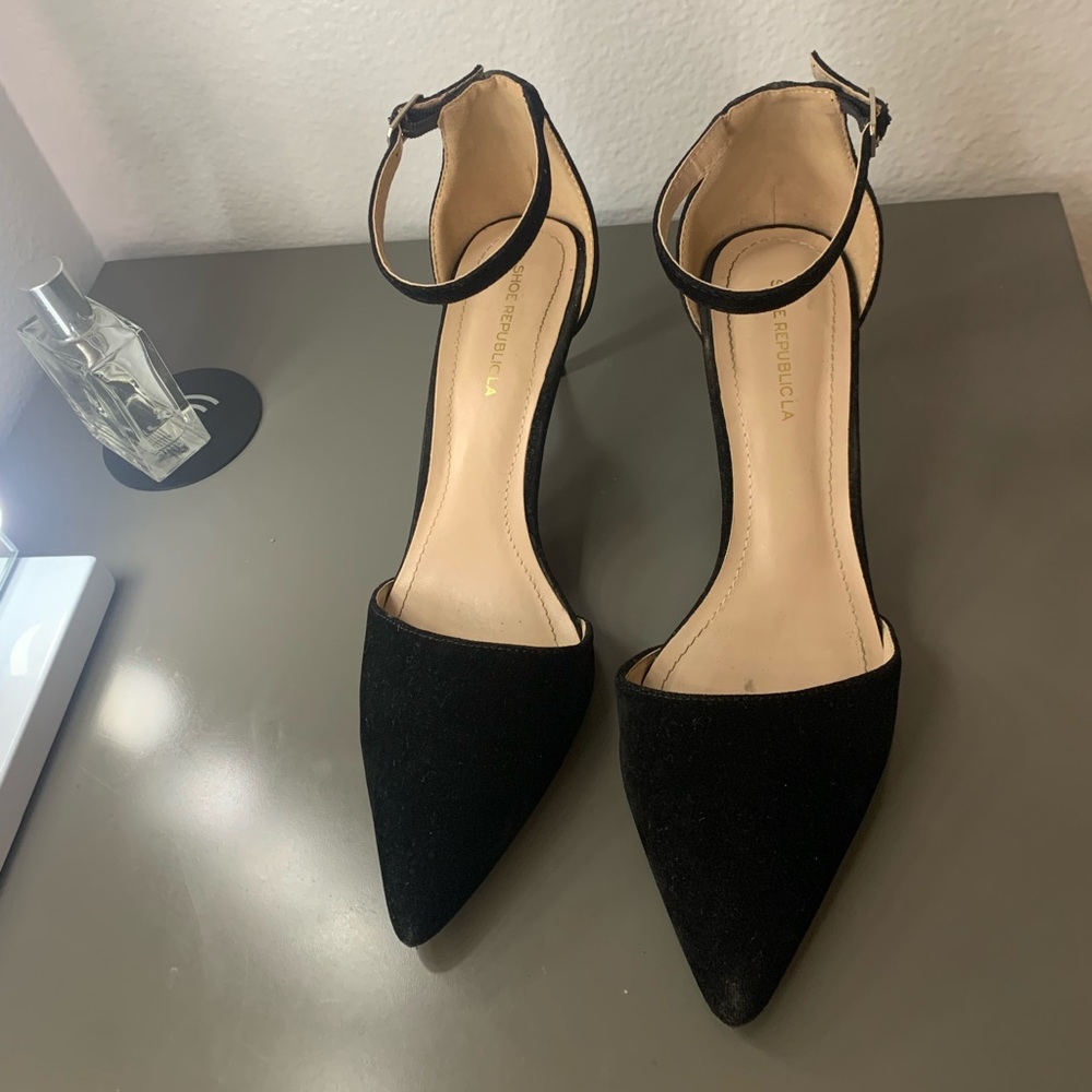 Black Pumps